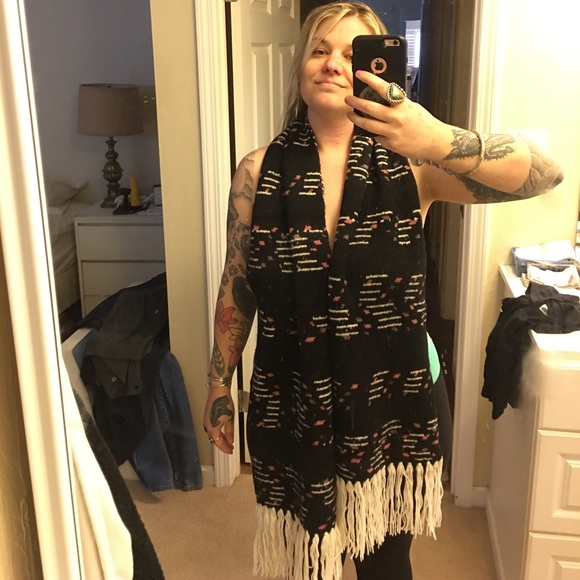 SOLD❌NWT-ANTHROPOLOGIE-Gorgeous scarf made in Peru - Picture 4 of 7